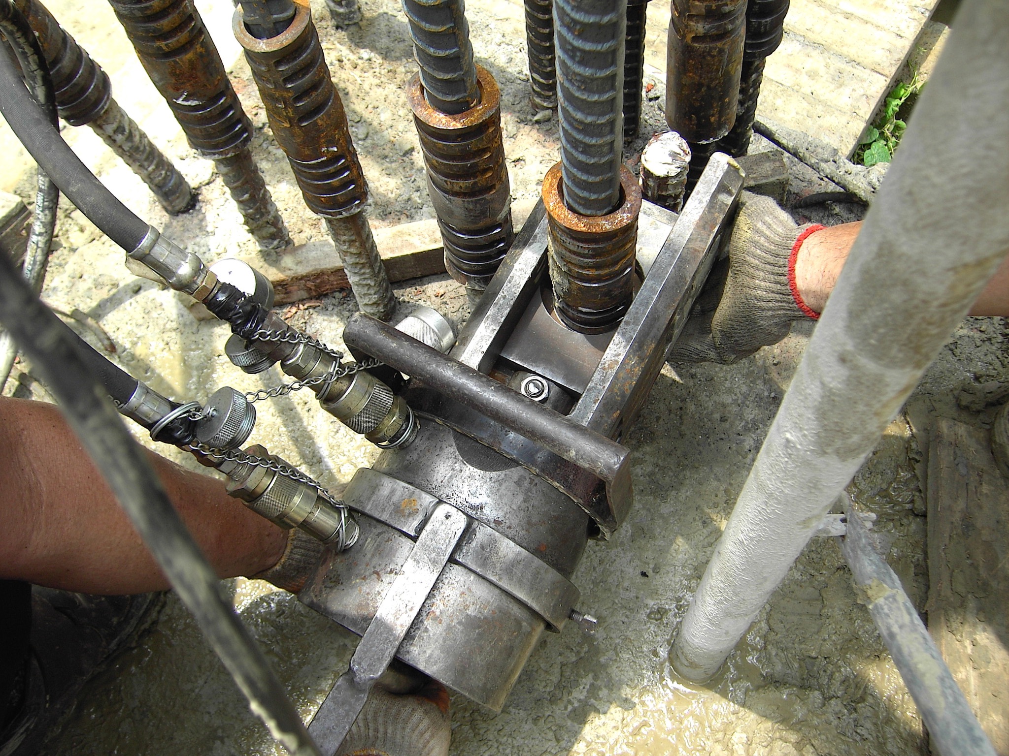 Single-piece hydraulic-grip coupler application with on-site hydraulic gripping