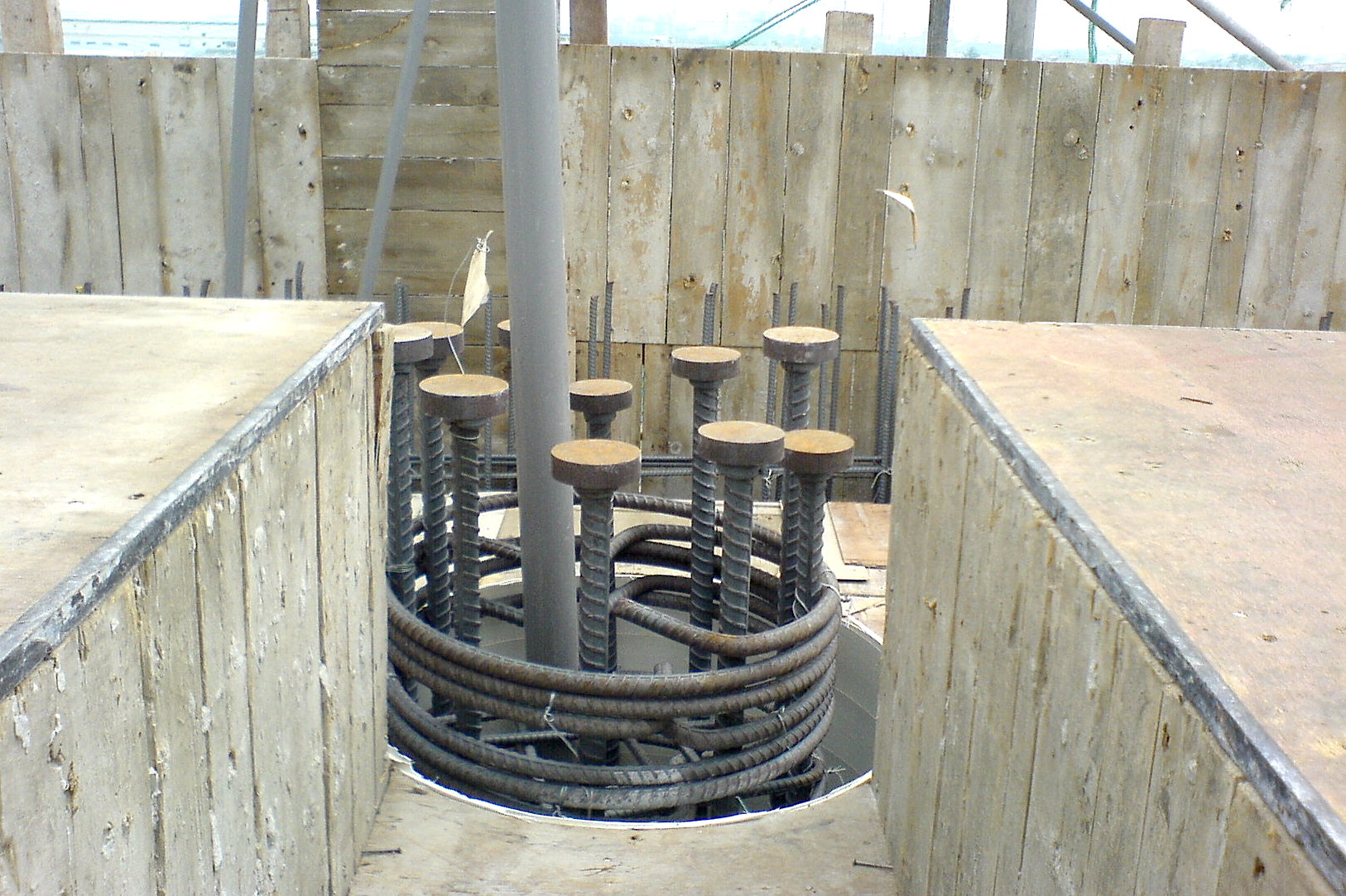 Two-pieces T-head mechanical anchorage applied to a column of STSP senior high school
